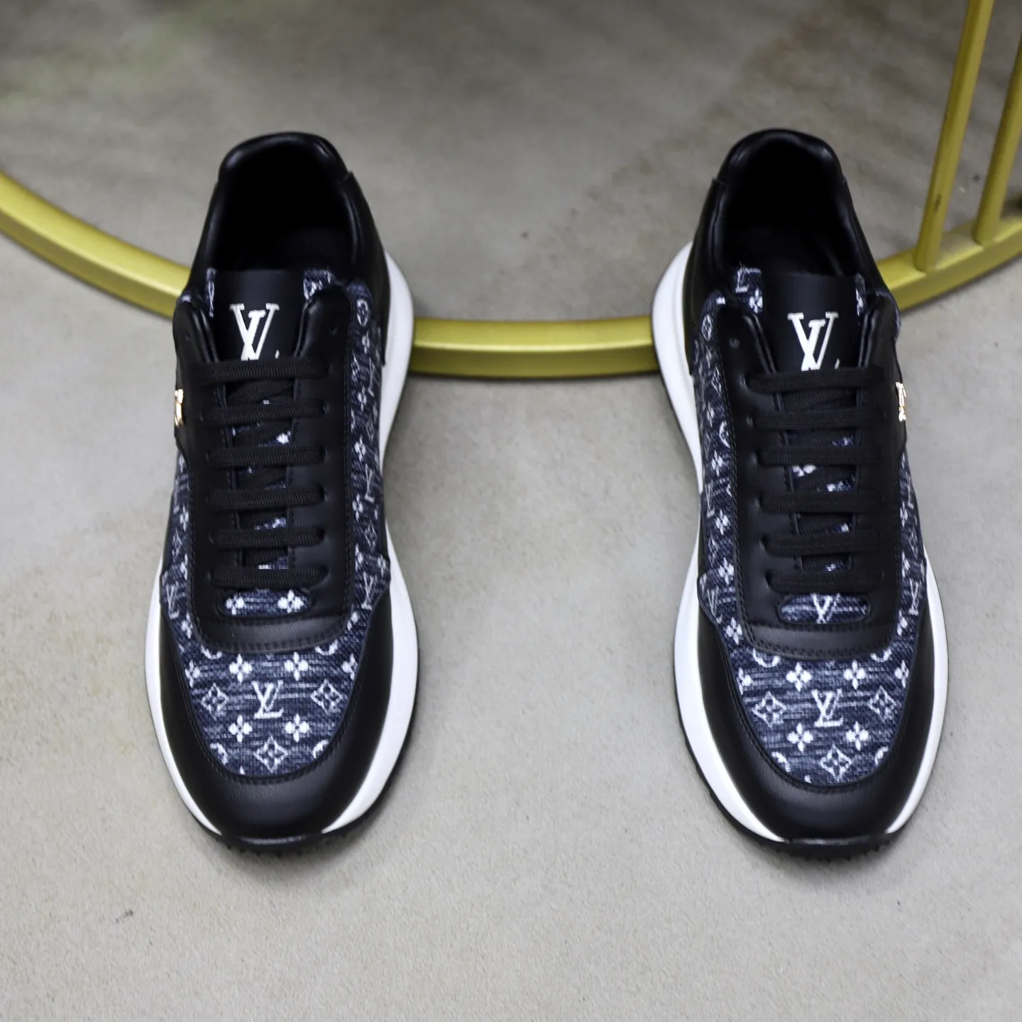 Ex-factory price: 462💰🙅‍♂️🙅‍♂️🙅‍♂️ Brand: LV Louis Vuitton Standard code: 38-44 (45 customized) Grade: Same as the official website Material: Original cowhide stitching brand cloth Comfortable and breathable lining Lightweight and wear-resistant sports outsole Style category: Men's fashion casual shoes Running sneakers Distinguished luxury brand elements Top luxury Color: actual picture color